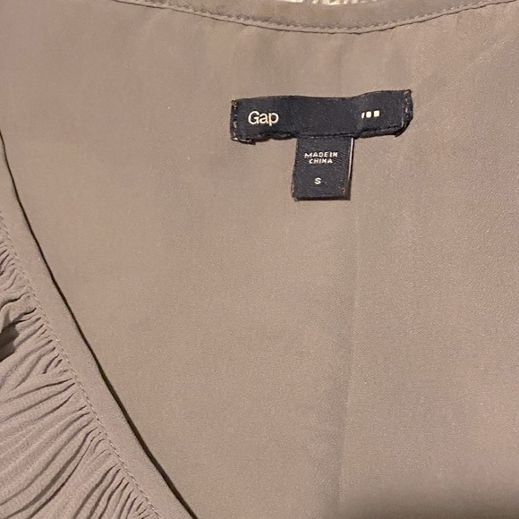 S Gap Gray Ruffle Tank - Picture 2 of 4